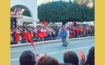 تحية احترام وتقدير من الجماهير المغربية إلى عمال النظافة خلال استقبال أسود الأطلس بالرباط