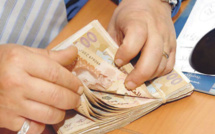 نقابة تنتقد الحكومة وتطالب بـ «إقرار زيادة عامة في الأجور»
