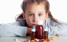 أضرار تناول الأطفال للأدوية التي لا يبعدها البالغين عن رؤياهم