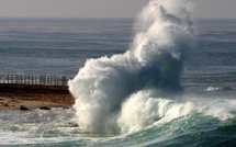 أمواج عاتية ورياح قوية تضرب السواحل الشمالية للمغرب ابتداء من الاثنين