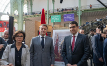 الرئيس الفرنسي يزور الجناح المغربي بمعرض الكتاب بباريس ويشيد بالصداقة المغربية الفرنسية