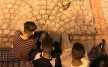 حين تصبح الأرصفة بديلاً عن الأسرة..