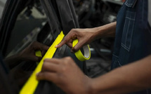 الأشرطة العاكسة.. مبادرة لتعزيز السلامة الطرقية وتفادي حوادث الليل