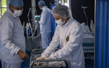 هجرة الأطباء من القطاع العام إلى الخاص.. حين يصبح المواطن آخر من يُفكَّر فيه