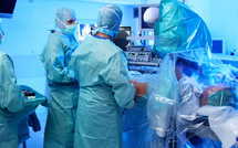 فضيحة في مستشفى غراتس: توقيف طبيبة سمحت لابنتها ذات الـ12 عاماً بالمشاركة في عملية جراحية دقيقة