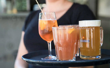 عمال قطاع المطاعم والفنادق يطالبون بزيادات ورواتب أفضل