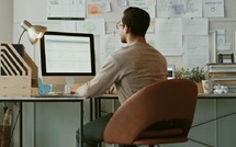 الجلوس المطوّل… “داء العصر” وأطعمة بسيطة قد تخفف مخاطره