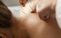 هل الوخز بالإبر فعال لتخفيف الألم؟