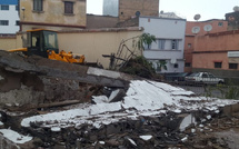 هطول أمطار غزيرة يتسبب بانهيار سور مدرسة بالدار البيضاء