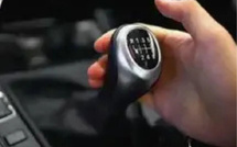 لماذا يصبح ناقل الحركة ثقيلًا في الشتاء؟ فهم أسباب ثقل القير ومتى يحتاج الفحص