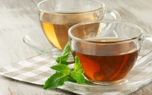 غسول الشاي للشعر: الشاي الأخضر أم الشاي الأسود الأفضل لفروة الرأس؟