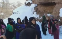  نساء وأطفال أوزغيمت بتنغير يحتجون وسط الثلوج بعد 15 يوماً من الانقطاع الكامل للطريق