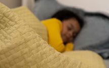 الغطاء المثقل… الحقيقة وراء الترويج للنوم الأفضل