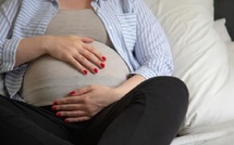 انتفاخ وخدر اليدين والقدمين أثناء الحمل.. متى يكون أمراً عادياً ومتى يدق ناقوس الخطر؟