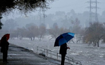 عاصفة قوية تضرب كاليفورنيا وتستدعي إجلاء المئات قبل عيد الميلاد