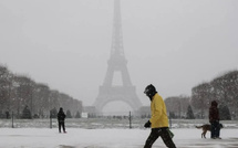 الثلوج تعطل حركة الملاحة الجوية في باريس : إلغاء 140 رحلة وتحذيرات مستمرة للسكان