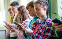 الآثار الصحية للشبكات الاجتماعية على المراهقين: الفتيات الأكثر تأثرًا