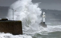 أمواج عاتية تصل ل 8 أمتار ورياح قوية تضع السواحل المغربية في حالة استنفار بحري