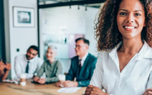 المرأة وريادة الأعمال العائلية: تحدي كسر "السقف الزجاجي"