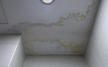 ​كيفية إزالة هالة الماء عن السقف ومنع عودتها