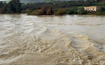 تجمع مياه السيول يغلق الطريق الرئيسية بين طنجة وتطوان ويعطل حركة السير