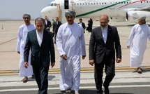 إيران والولايات المتحدة تجلسان على طاولة المفاوضات في عمان وسط توتر إقليمي متصاعد