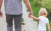 ​دور الأجداد في رعاية الأحفاد يحمي من تراجع القدرات العقلية