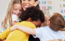 كيف تصنع التربية الإيجابية أطفالًا لطفاء وواعين: 13 طريقة وفق الخبراء