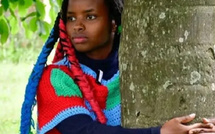 الناشطة الكينية تروفينا موثوني تحقق رقمًا قياسيًا عالميًا في “عناق الأشجار” لمدة 72 ساعة متواصلة