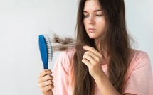 تساقط الشعر عند النساء: الأسباب والعلاج وأبرز العلامات