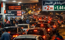 طوابير طويلة أمام محطات الوقود قبل تطبيق زيادة درهمان للغازوال و1.44 درهم للبنزين