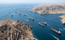 القوات الأمريكية تضرب تحصينات الساحل الإيراني بـ 5000 رطل من المتفجرات.