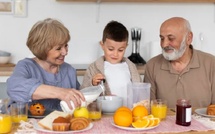 لكل مرحلة عمرية نظام غذائي خاص: كيف يؤثر طعامك اليوم على شيخوختك الصحية غدًا؟ (دليل شامل وفق أحدث الدراسات)