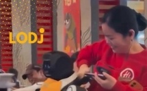 موقف طريف: روبوت يسقط الأدوات ويواصل عمله وكأن شيئا لم يحدث