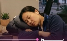 موظفة دارت إضراب بطريقتها الخاصة… ونعسات 5 ساعات