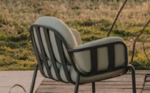 كراسي خارجية أنيقة ومريحة: لمسة أساسية لحديقة مثالية في فصل الربيع