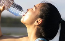 إعادة استعمال قناني الماء البلاستيكية: بين عادة شائعة ومخاطر صحية محتملة