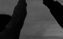 لماذا ننجذب أو نهرب في العلاقات؟ بين أنماط التعلق وعالم الأبراج