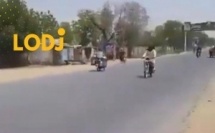 فيديو يوثق طريقة غير معتادة لشرطي مرور في باكستان لإيقاف الدراجات