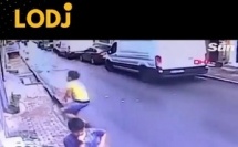 في رمشة عين.. شاب يبلغ 17 عاماً يتحول إلى بطل وينقذ طفلة سقطت من الطابق الثاني.