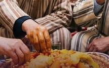 الأكل باليدين.. عادة بسيطة تعود إلى الواجهة بفوائد صحية محتملة