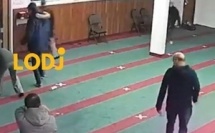 فيديو كايوثق لحظة اعتداء غريب داخل مسجد