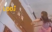 مشهد كايحبس الأنفاس وكايقيس القلوب، كاميرات المراقبة وثقات واحد من أصعب المواقف اللي ممكن تطرأ لشي طفل.