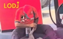 احد الرجل كان واقف فـمحطة الوقود وما فهمش علاش موظف المحطة تعطل عليه وما جاش يعمر ليه "الليسـانس"، حتى شاف هاد المشهد .