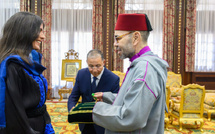 جلالة الملك محمد السادس يستقبل المتسلقة نوال صفنضلة بالقصر الملكي بالرباط ويوشحها بوسام المكافأة الوطنية