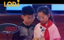 حقق طفلان من الصين رقماً قياسياً عالمياً جديداً فـ حل مكعب روبيك (Rubik's Cube) بشكل تعاوني، بعدما تمكنا من إكماله بسرعة مذهلة وخيالية خلال مشاركتهم فـ منافسة رسمية أثارت إعجاب الحاضرين.