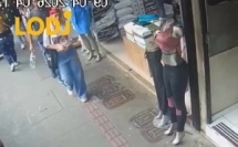  فيديو صادم كيروج بقوة فـ السوشيال ميديا؛ كيوثق للحظة تعرض واحد الراجل لسرقة هوليودية وسط الشارع فـ مدينة ميديلين، باستعمال حيلة ذكية وخبيثة بزاف كتعتمد على تشتيت الانتباه والعمل الجماعي