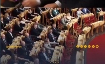 النواب داخل قبة البرلمان خلاو النقاشات السياسية والملفات المعقدة جانباً، ووقفوا كاملين ف دقة وحدة باش يديروا الحركة التشجيعية الشهيرة "تصفيق الفايكنج" (Viking Clap
