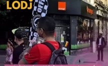 مشجع مغربي لابس التوني د المنتخب الوطني هز فوق كتافو مشة صغيورة وكيوت، لابسة كسيوة وردية بالوريدات، وناعسة فـ أمان الله