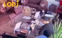 لقطات من كاميرا المراقبة داخل مكتب، فين كان هاد الشاب جالس ونازل بكُل ثقله وتركيزه على الـ "لاب توب" (Laptop) ديالو فوق طاولة اجتماعات زجاجية كبيرة. وفـ لقطة كوميدية خارجة عن السيطرة وبلا أي مقدمات، تفرقعات الطاولة كاملة فـ دقة وحدة وهبط داكشي كامل ا